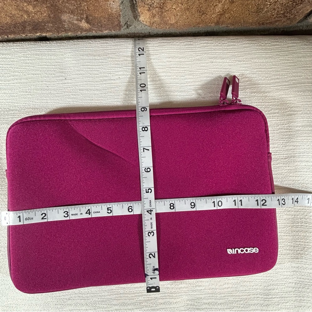 INCASE Neoprene Classic 13” Laptop/Tablet Sleeve - Picture 10 of 12